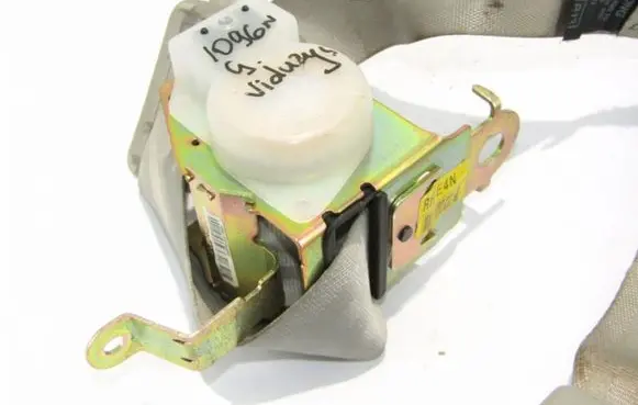KIA Opirus Rear seatbelt 898103F040