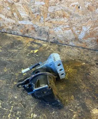 KIA Carens II Engine mount bracket