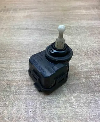 Volvo S40, V40 Headlight level adjustment motor 007878