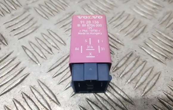 Volvo S70 V70 V70 XC Window wiper relay 9128136