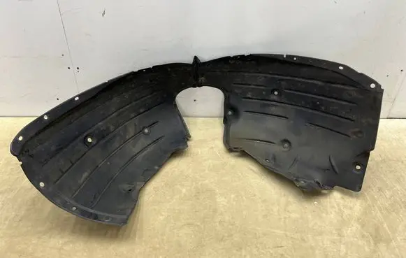 Front wheel arch liner splash guards