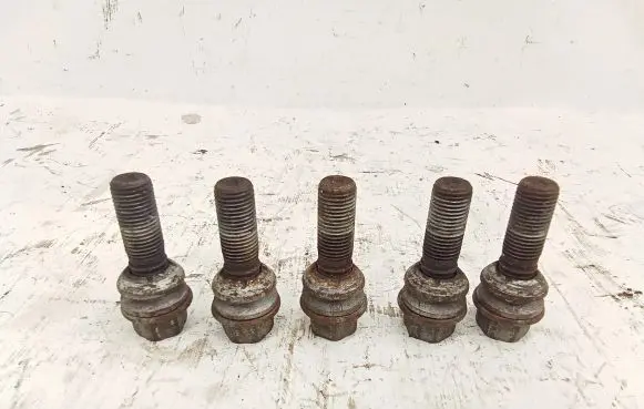 Volkswagen Transporter - Caravelle T5 Nuts/bolts 