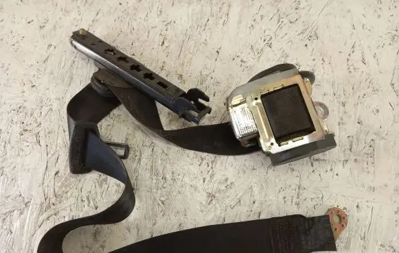 Audi A4 S4 B5 8D Front seatbelt 8D0857705D 560308100 1652000