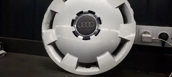 Audi A4 S4 B5 8D R13 wheel hub/cap/trim 8E0601147A