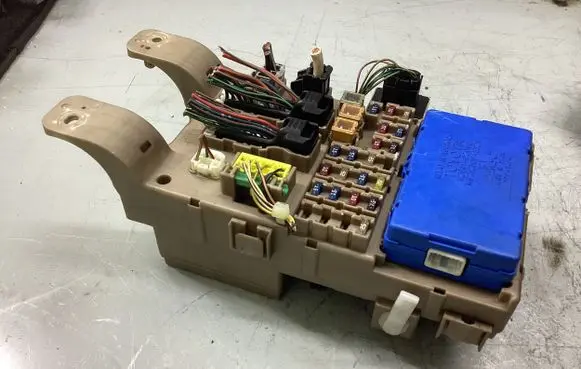 Toyota Corolla E120 E130 Fuse module 8264102040 MB2323008521