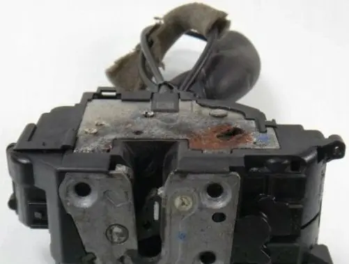 Renault Megane III Front door lock 3247861