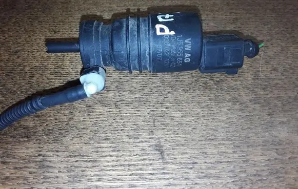 Audi A6 S6 C5 4B Windscreen/windshield washer pump 1J5955651