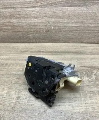Volkswagen PASSAT B6 Rear door lock 3C4839015A