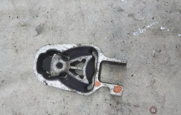Ford Galaxy Engine mount bracket 8G916P082BA