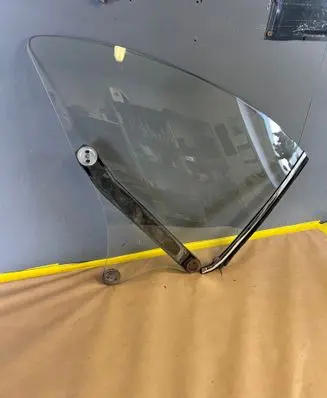 Opel Commodore A Side middle window/glass 