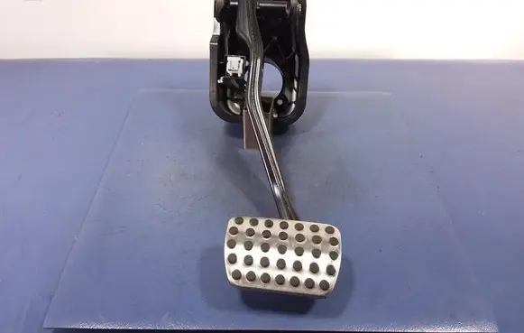 Accelerator throttle pedal