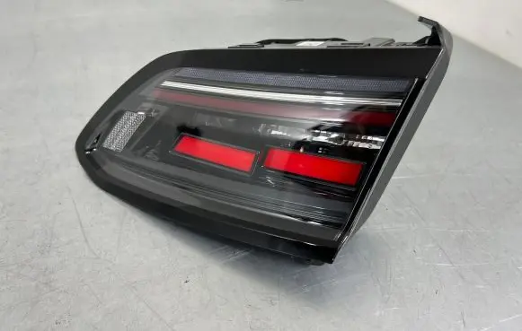 Tailgate rear/tail lights