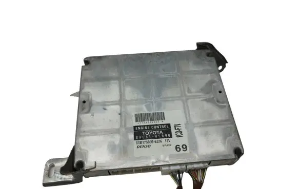 Toyota Avensis T250 Engine control unit/module 8966105690 MB1758006326