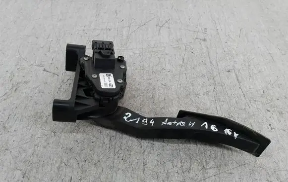 Accelerator throttle pedal