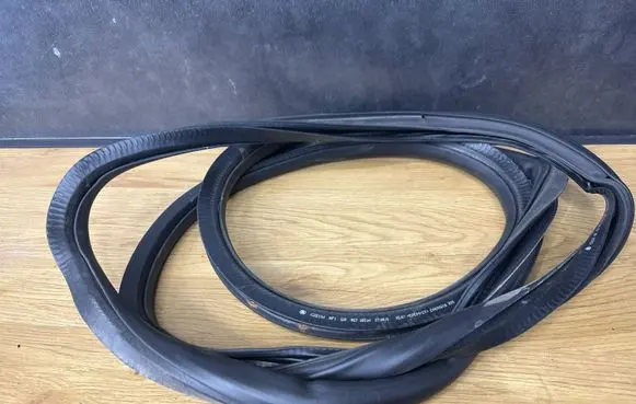 Skoda Octavia Mk2 (1Z) Front door rubber seal 1Z0867365H