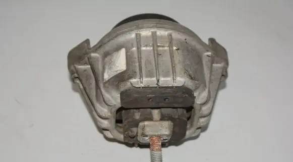 BMW 1 E81 E87 Engine mount bracket 6768800