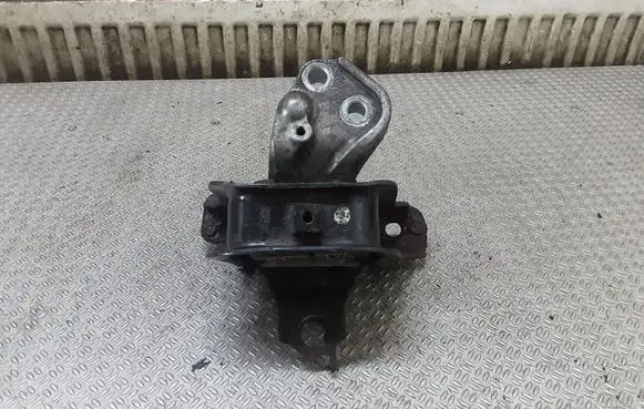 Toyota Yaris Engine mount bracket