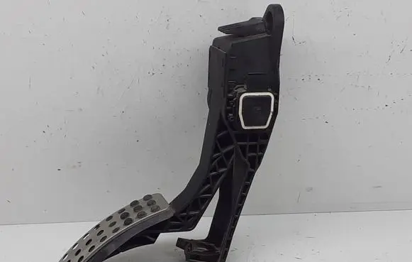 Mercedes-Benz ML W164 Accelerator throttle pedal A1643000104
