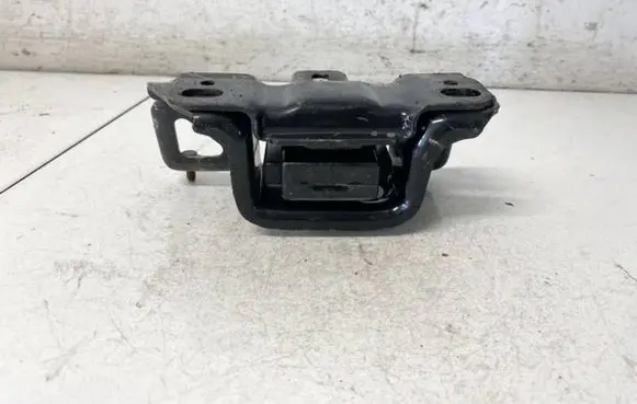 Mazda 2 Engine mount bracket