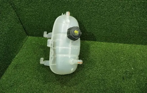 Renault Trafic III (X82) Coolant expansion tank/reservoir 217105057R