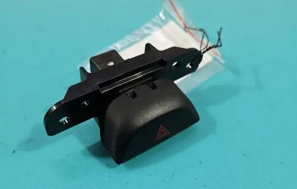 Nissan Pulsar Hazard light switch 682UU3ZL0A IMPRK1588924