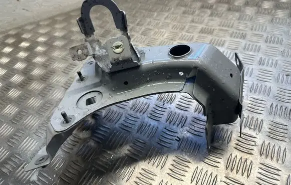 Porsche Cayenne (9Y0 9Y3) Fender mounting bracket 9Y0821138A A33219