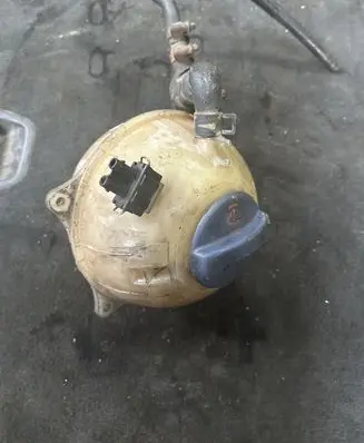 Coolant expansion tank/reservoir