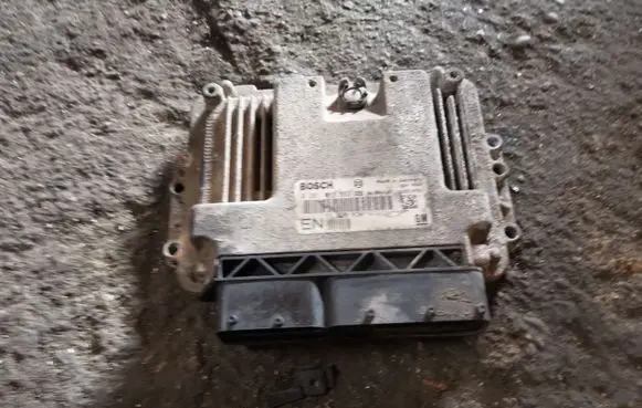 Opel Zafira B Engine control unit/module 0281013593 55205621