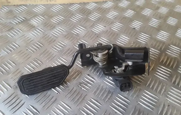 Toyota Avensis Verso Accelerator throttle pedal 8928152011 1983003031