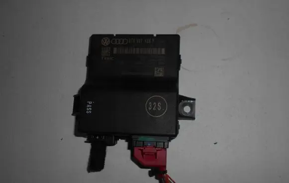 Audi A4 S4 B8 8K Gateway control module 8T0907468F