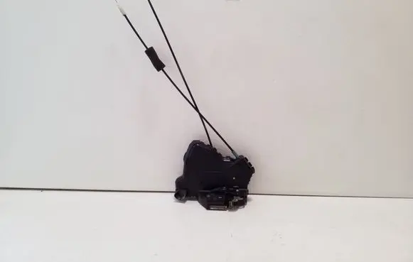 Suzuki Grand Vitara II Front door lock 5110413