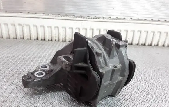 Peugeot 407 Engine mount bracket