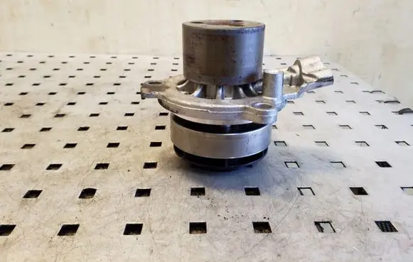 Volkswagen PASSAT B8 Water pump 04L011L