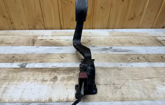 Accelerator throttle pedal