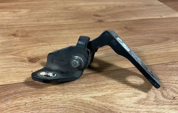 Ford Mondeo MK IV Front door lower hinge 6M21U22810AE 9808A