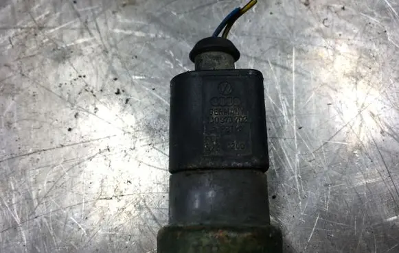 Volkswagen PASSAT B5 Sensor 1J0973702
