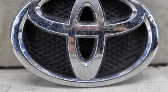Toyota Yaris Manufacturer badge logo/emblem 753110D030