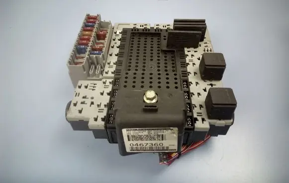 Volvo XC90 Fuse module HWPN08696098 03W364 08696040