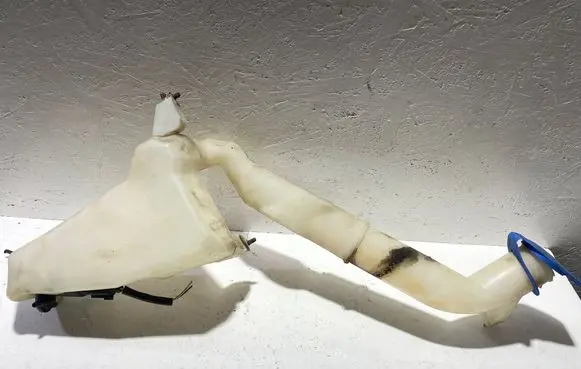 Volkswagen Polo IV 9N3 Windshield washer fluid reservoir/tank 6Q0955453N