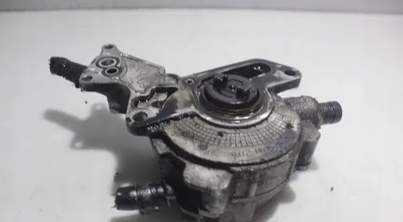 Volkswagen Golf V Vacuum pump
