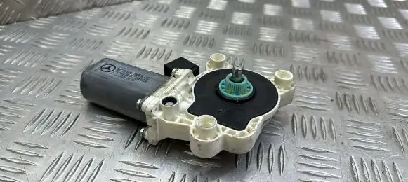 Mercedes-Benz CLC CL203 Front door window regulator motor A2118201842