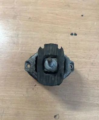 Engine mount bracket