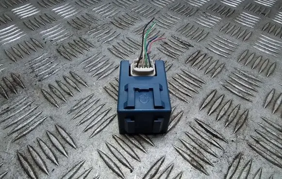 Toyota Prius (XW20) Window wiper relay 8594047010 0521003082