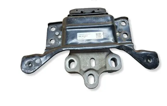 Volkswagen PASSAT B8 Engine mount bracket 5Q0199555T