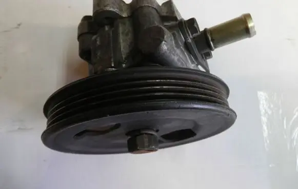 Mitsubishi L200 Power steering pump mounting bracket MR37489725TD