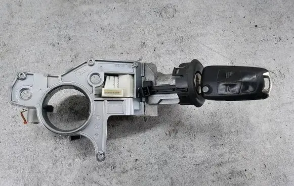 Opel Zafira B Ignition lock 2421430