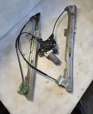 Mercedes-Benz Vito Viano W639 Front door window regulator with motor