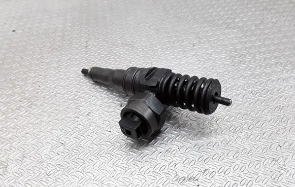 Volkswagen Sharan Fuel injector 038130073J