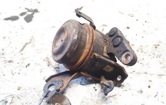 Toyota Avensis T250 Engine mount bracket