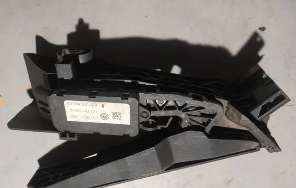 Volkswagen Golf V Accelerator throttle pedal 1K1721503M